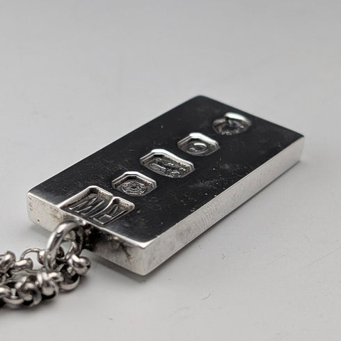 1977 British pure silver jubilee ingot pendant with pure silver necklace, total weight 42g, Ralph Weston